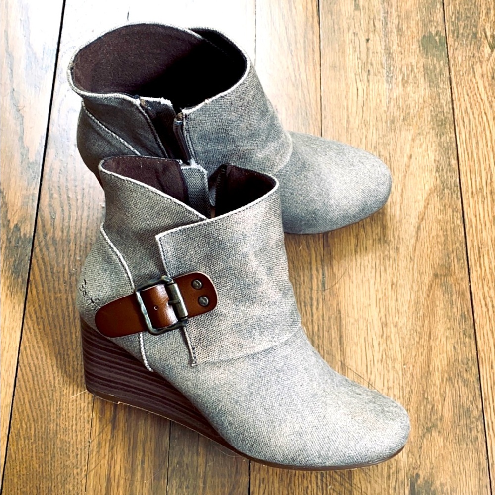 Blowfish women’s bootie. Size 7. Never worn.
